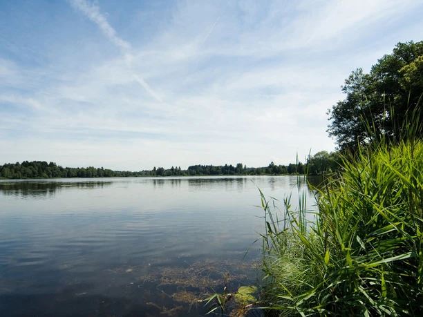 Der Soier See liegt idyllisch eingebettet in den Ammergauer Alpen