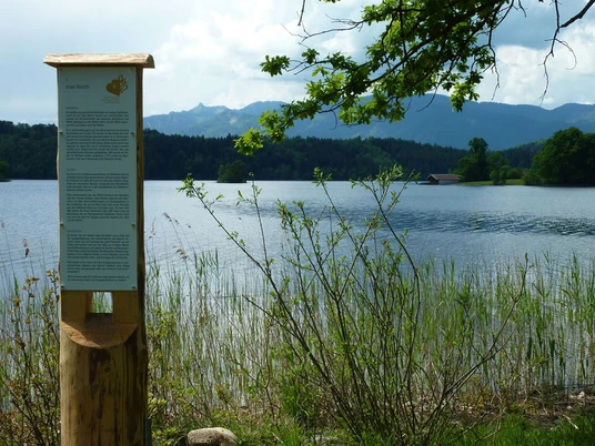 Meditationswegstele mit Blick auf die Insel Wörth