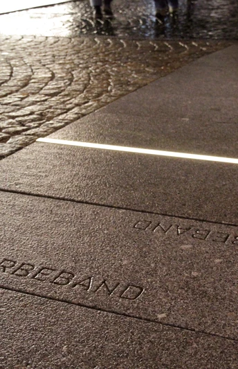 Welterbeband Welterbeband Granitplatten mit Lichtstelen