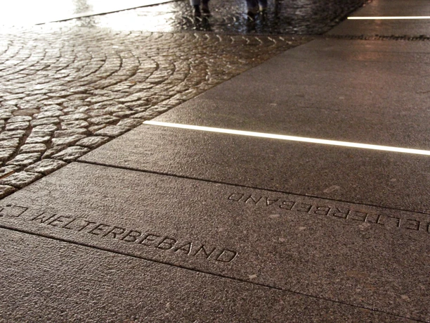 Welterbeband Welterbeband Granitplatten mit Lichtstelen