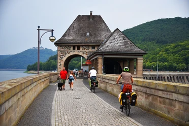 Auf der Staumauer am Edersee.jpg