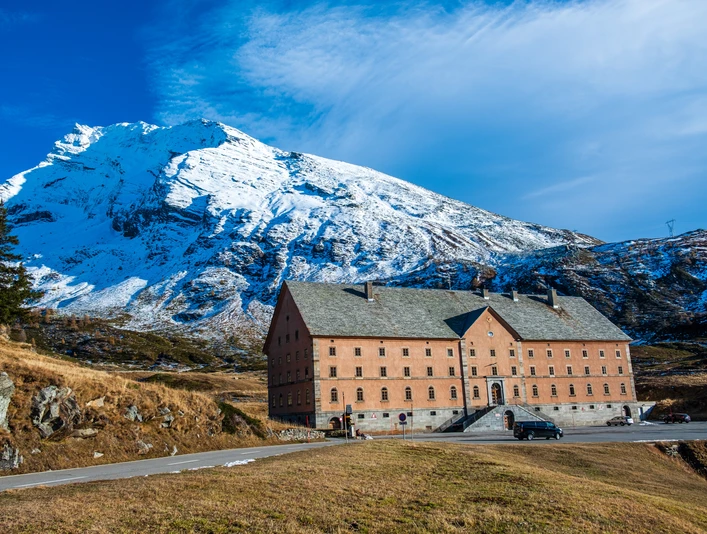 Das Hospiz auf dem Simplonpass Aussenaufnahme des Hospizes auf dem SimplonpassExterior view of the hospice on the Simplon PassVue extérieure de l'hospice du col du Simplon