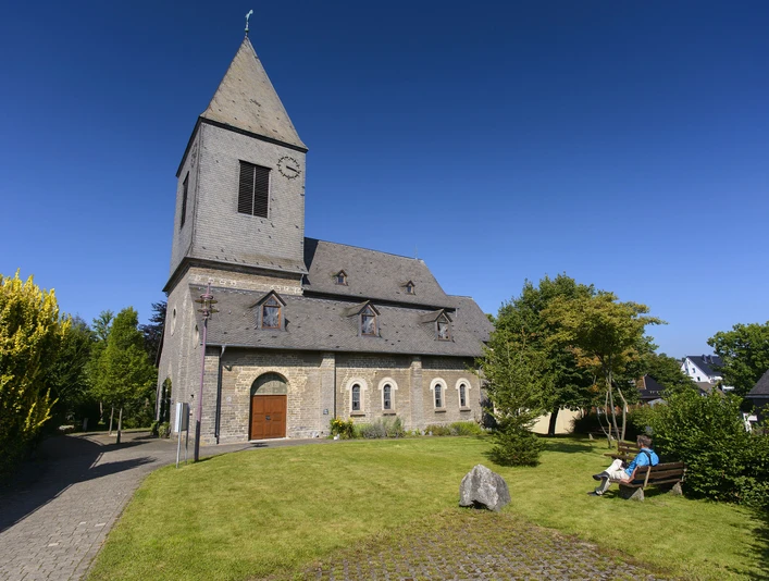 Kirche Usseln Außenansicht