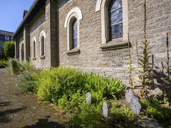 kirche-usseln-mauer c) tourist-info-willingen-klaus-peter-kappest.jpg