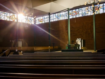 Ein Sonnenstrahl fällt in die Ev. Kirche Willingen