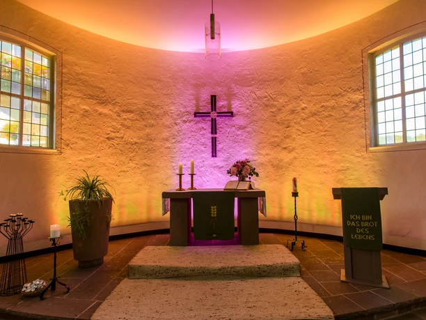 lichterkirche-rattlar-lichtspiel-warm c) tourist-info-willingen-klaus-peter-kappest.jpg