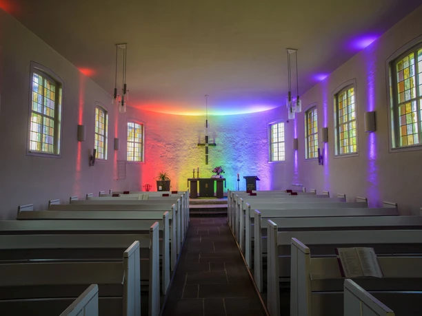 Regenbogen-Lichtspiel in der Lichterkirche Rattlar