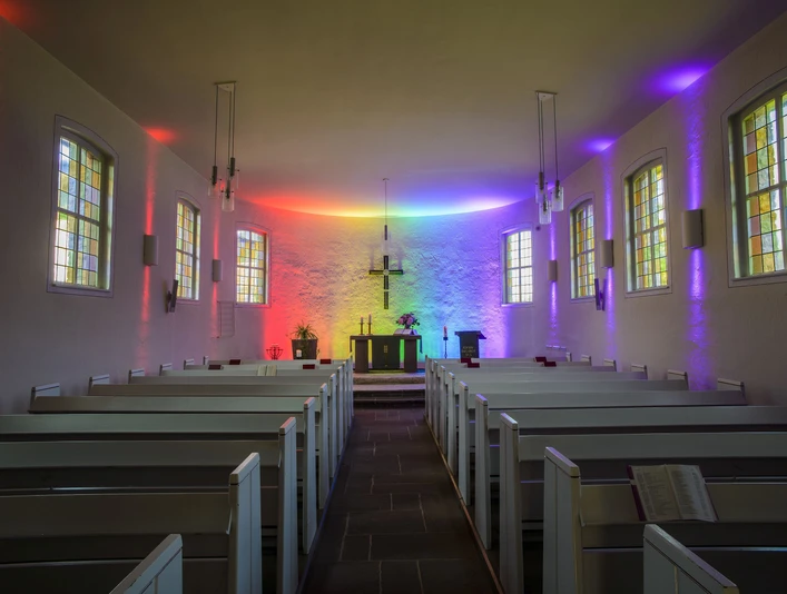 Regenbogen-Lichtspiel in der Lichterkirche Rattlar
