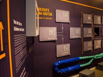 Station "Berufe im Hafen" im JadeWeserPort-InfoCenter
