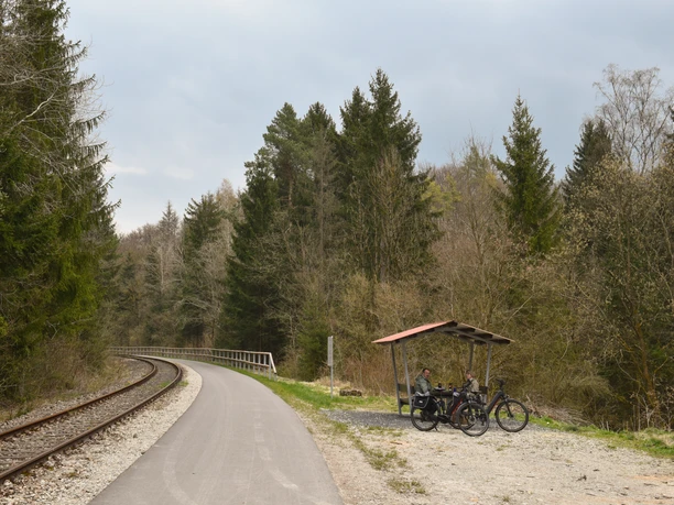 Rast am Kononenbahn-Radweg.jpg