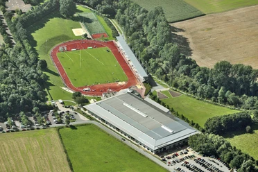 Ahorn Sportpark, Luftbild Luftaufnahme des Ahorn Sportparks mit erkennbarer Leichtathletikanlage und umgebender Natur.