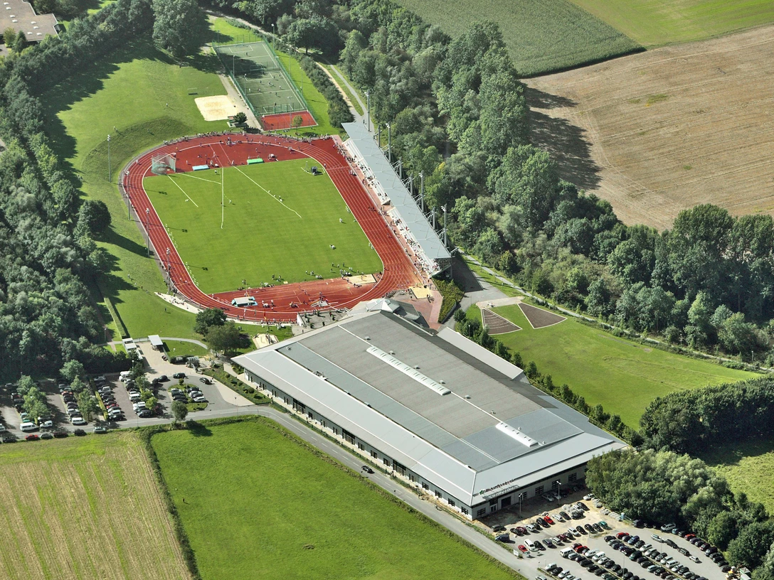 Ahorn Sportpark, Luftbild Luftaufnahme des Ahorn Sportparks mit erkennbarer Leichtathletikanlage und umgebender Natur.