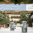 1424_HS_Osnabrueck_Lingen_Image_Sep2019_LWT.jpg Innenhof des Campus Lingen mit Informationssäulen, Bäumen und Banner der Hochschule Osnabrück