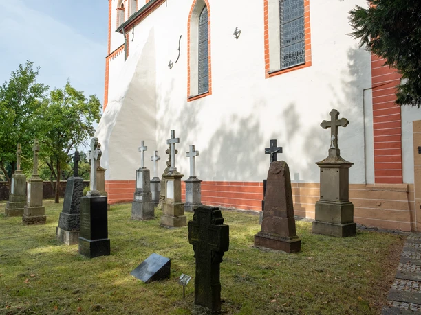 Friedhof an der Kirche 2021 Herbst Meckenheim