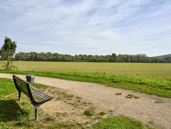 Aussichtsbank am Feldrand Wendessen Aussichtsbank am Feldrand Wendessen