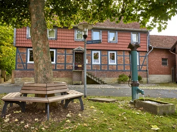 Rastplatz in der Ortsmitte Atzum Rastplatz in der Ortsmitte Atzum