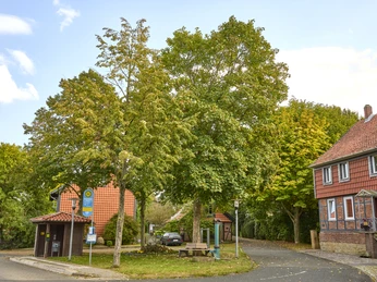 Rastplatz in der Ortsmitte Atzum Rastplatz in der Ortsmitte Atzum