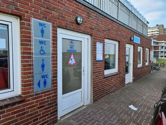 sanitaeranlage-haus-der-kurverwaltung-duhnen-aussen.jpg