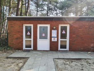 sanitaeranlage-oeffentliches-wc-campingplatz-wernerwald-aussen.jpg
