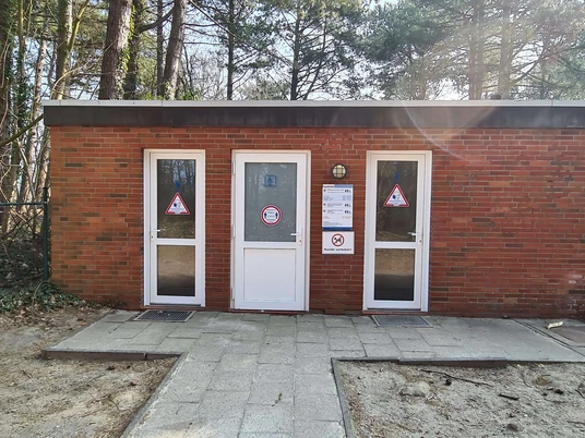 sanitaeranlage-oeffentliches-wc-campingplatz-wernerwald-aussen.jpg
