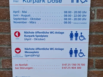sanitaeranlage-oeffentliches-wc-kurpark-doese-schild.jpg