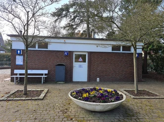 sanitaeranlage-oeffentliches-wc-kurpark-doese-aussen.jpg