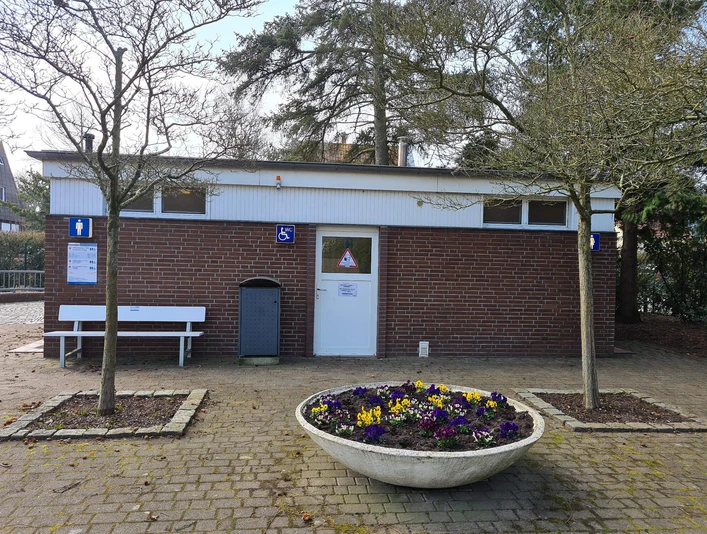 sanitaeranlage-oeffentliches-wc-kurpark-doese-aussen.jpg