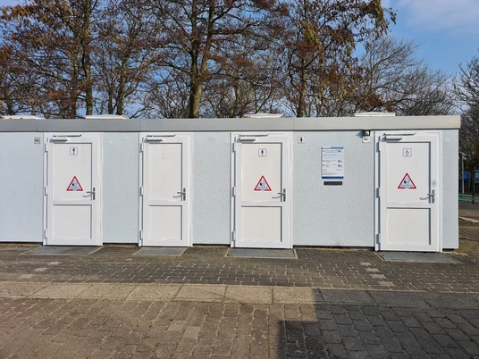 sanitaeranlage-oeffentliches-wc-messeplatz-doese-aussen.jpg