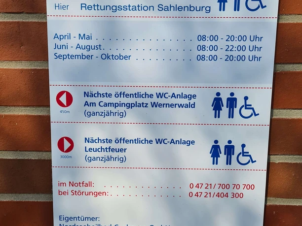 sanitaeranlage-oeffentliches-wc-rettungsstation-sahlenburg-schild.jpg