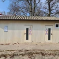 sanitaeranlage-oeffentliches-wc-spielplatz-kurpark-aussen.jpg