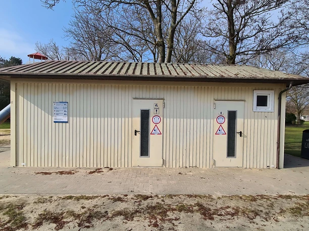 sanitaeranlage-oeffentliches-wc-spielplatz-kurpark-aussen.jpg