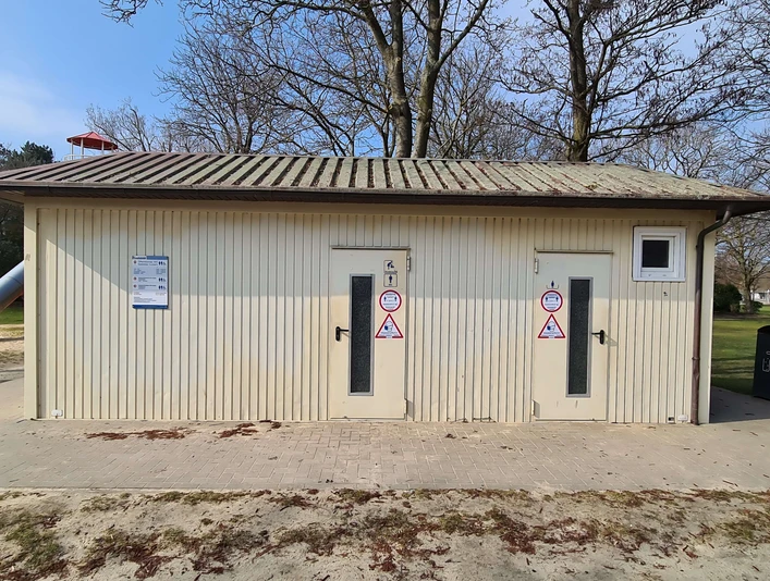 sanitaeranlage-oeffentliches-wc-spielplatz-kurpark-aussen.jpg