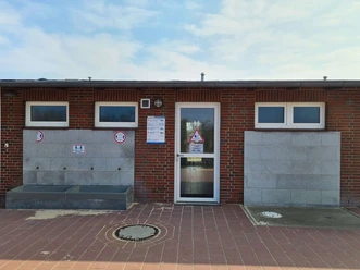 sanitaeranlage-oeffentliches-wc-steinmarne-aussen.jpg