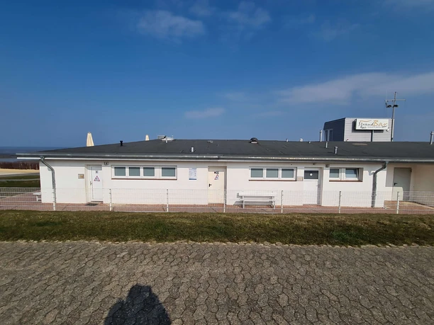 sanitaeranlage-oeffentliches-wc-strandbad-kugelbake-aussen-5.jpg
