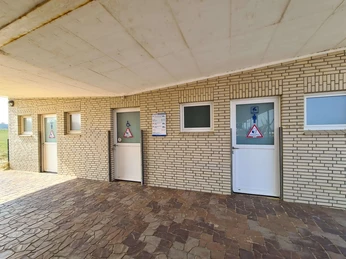 sanitaeranlage-oeffentliches-wc-strandhaus-doese-aussen.jpg