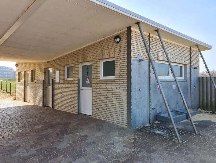 sanitaeranlage-oeffentliches-wc-strandhaus-doese-aussen-2.jpg