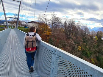 fonduerucksack-sigriswil-haengebruecke-unterwegs-niesen-herbst-aussicht.jpg