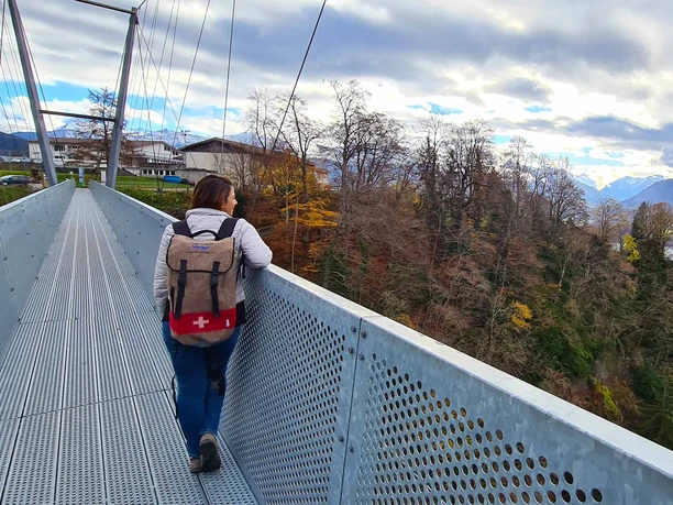 fonduerucksack-sigriswil-haengebruecke-unterwegs-niesen-herbst-aussicht.jpg