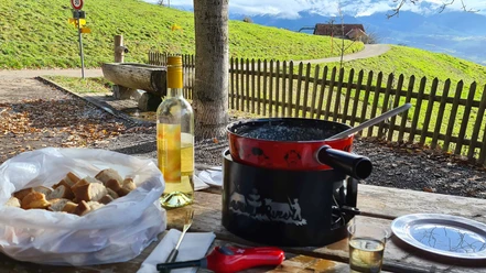 fonduerucksack-sigriswil-tisch-wein-caclon-brot.jpg