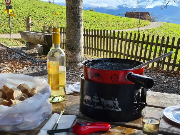 fonduerucksack-sigriswil-tisch-wein-caclon-brot.jpg
