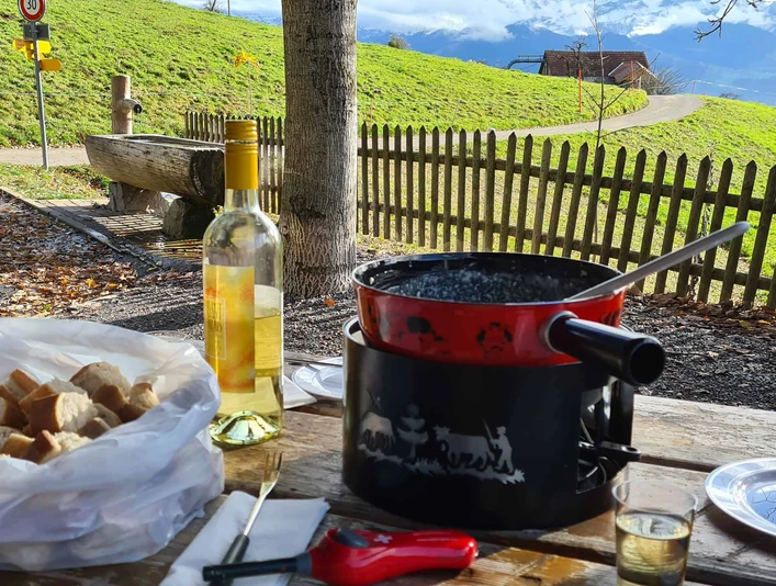 fonduerucksack-sigriswil-tisch-wein-caclon-brot.jpg