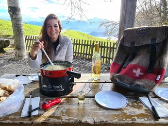 fonduerucksack-sigriswil-outdoor-fruehling-tisch-essen.jpg