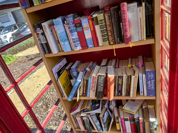 Bücherschrank in einer englischen Telefonzelle Bücherschrank in einer englischen Telefonzelle