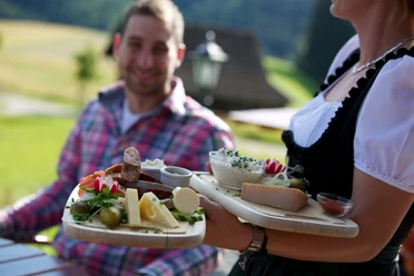 Koestlich Wandern Baiersbronn Touristik Serviererin Vesper