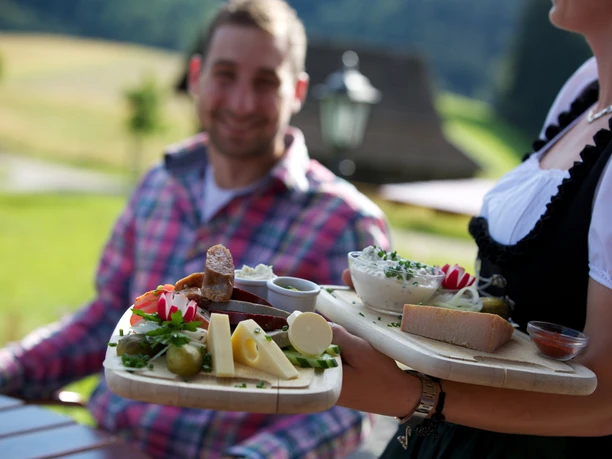 Koestlich Wandern Baiersbronn Touristik Serviererin Vesper Koestlich Wandern Baiersbronn Touristik Serviererin Vesper