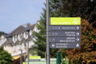 Schlangenbad - Wegweiseschild Tourist-Info Schlangenbad - Wegweiseschild Tourist-Info