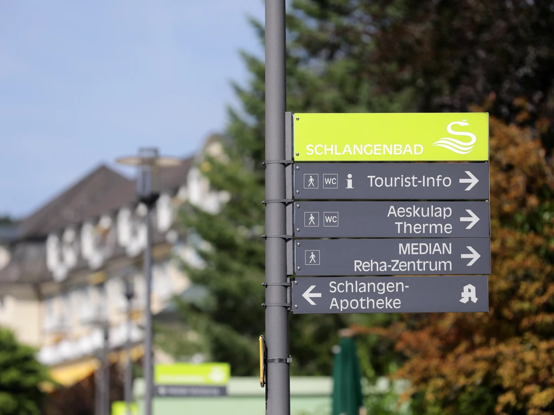 Schlangenbad - Wegweiseschild Tourist-Info Schlangenbad - Wegweiseschild Tourist-Info