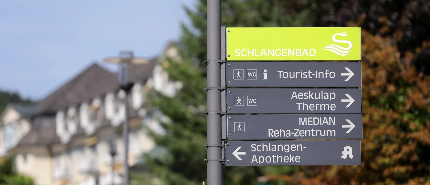 Schlangenbad - Wegweiseschild Tourist-Info Schlangenbad - Wegweiseschild Tourist-Info