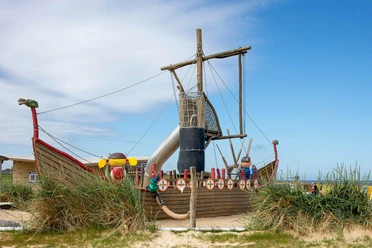 Spiel-Piratenschiff am Strandhaus Döse