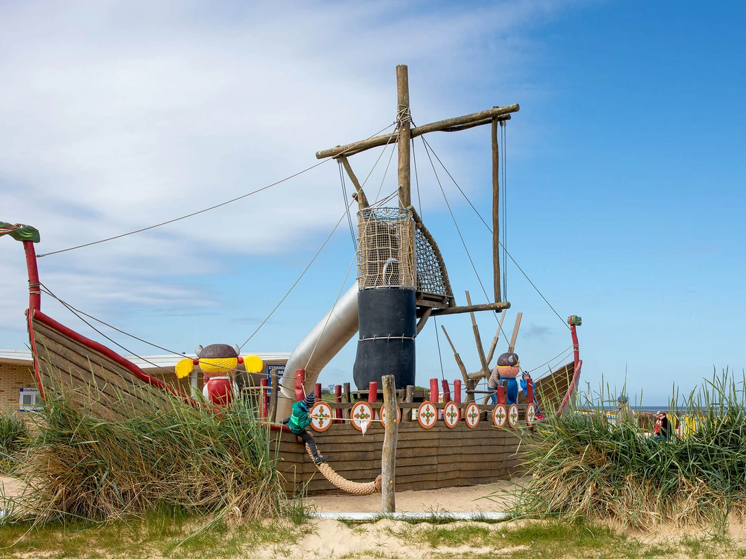 Spiel-Piratenschiff am Strandhaus Döse